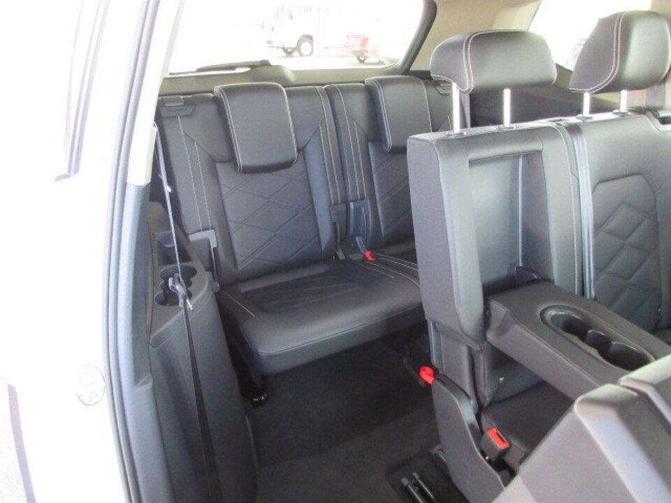 Used 2025 Volkswagen Atlas SE image 36