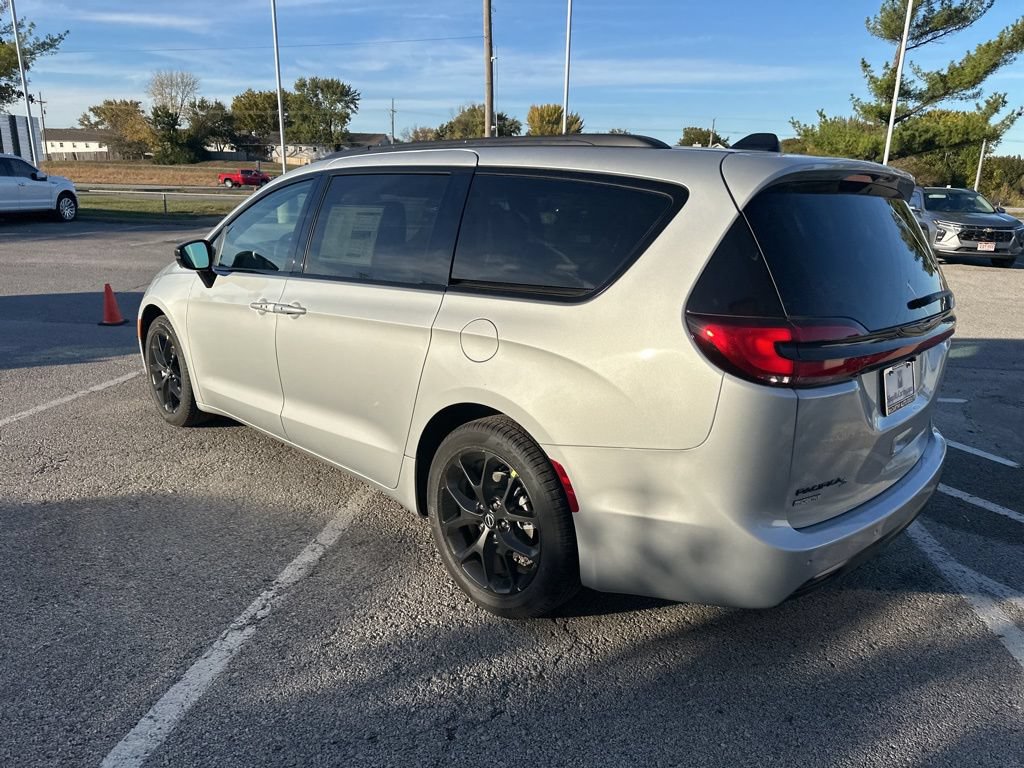 New 2026 Chrysler Pacifica Select FWD image 24