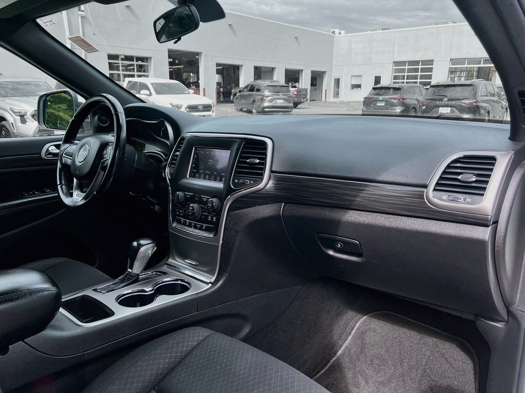 Used 2019 Jeep Grand Cherokee Laredo AWD/4WD image 24