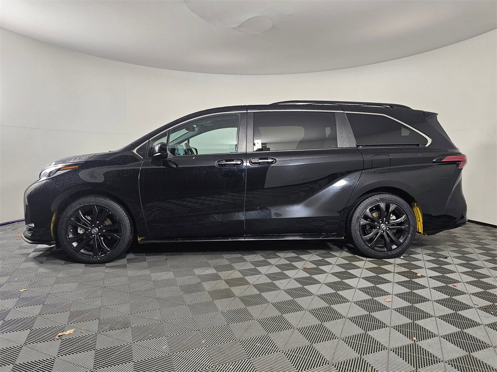 Used 2023 Toyota Sienna XSE image 4