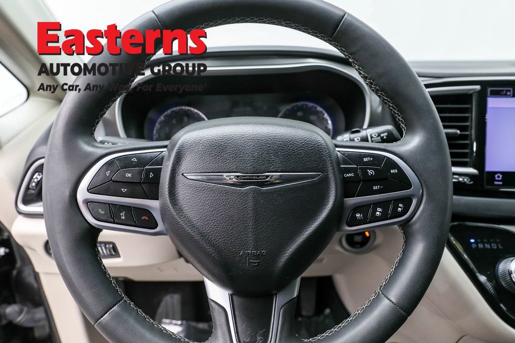 Used 2023 Chrysler Pacifica Touring-L image 10