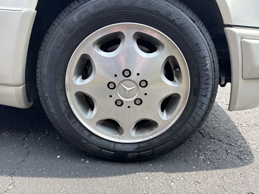 Used 1995 Mercedes-Benz E 320 Convertible image 21