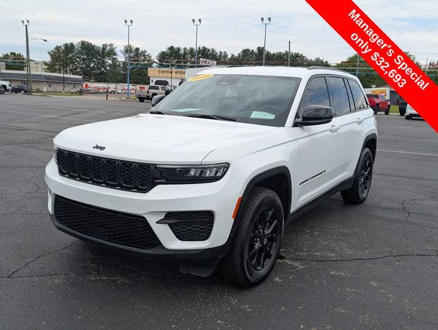 Used 2025 Jeep Grand Cherokee Altitude AWD/4WD image 3