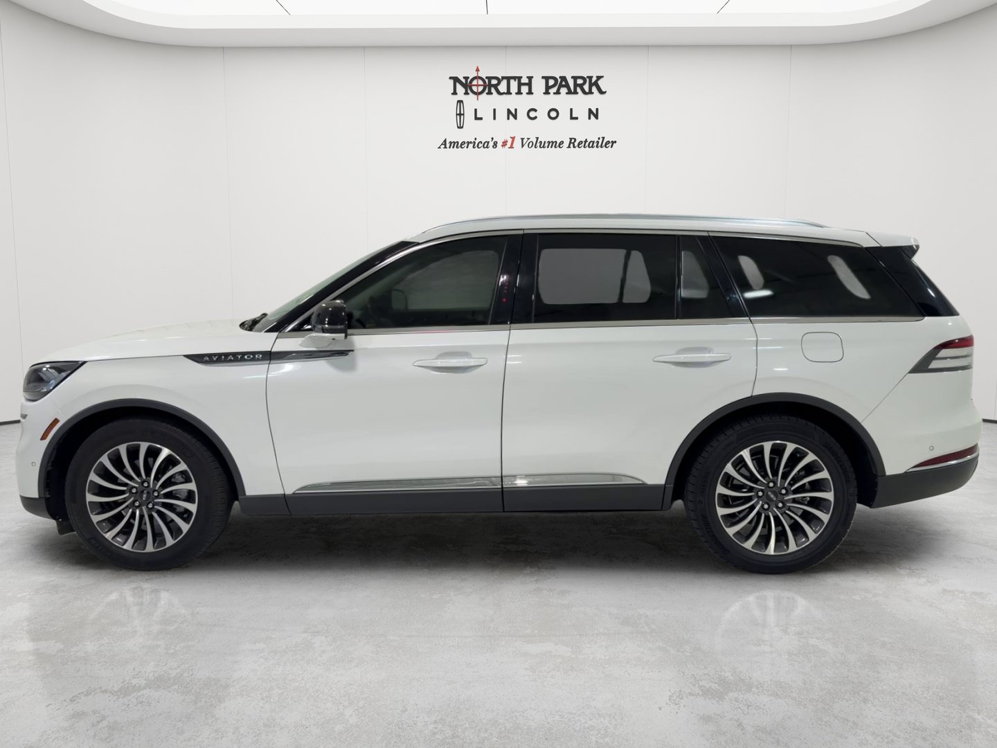 Used 2023 Lincoln Aviator Reserve w/ Class IV Trailer Tow Package RWD image 2