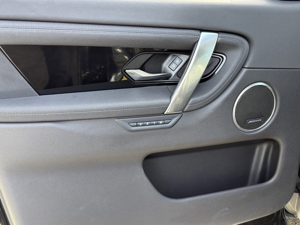 Used 2025 Land Rover Discovery Sport S image 13