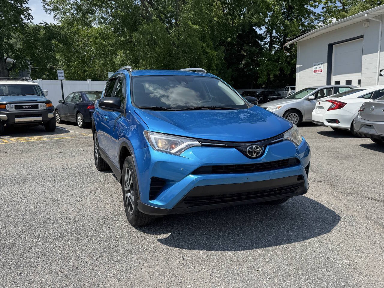 Used 2018 Toyota RAV4 LE AWD/4WD image 4