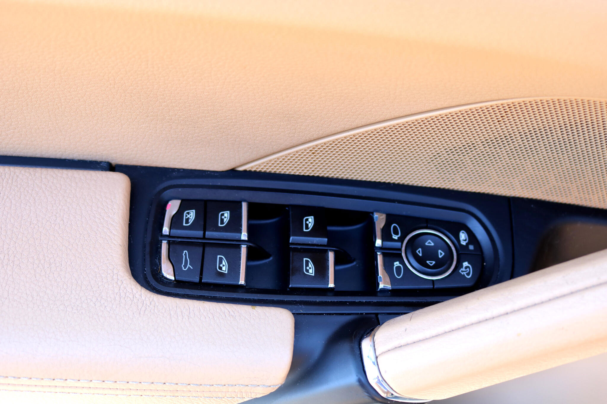 Used 2015 Porsche Cayenne S w/ Premium Package image 15