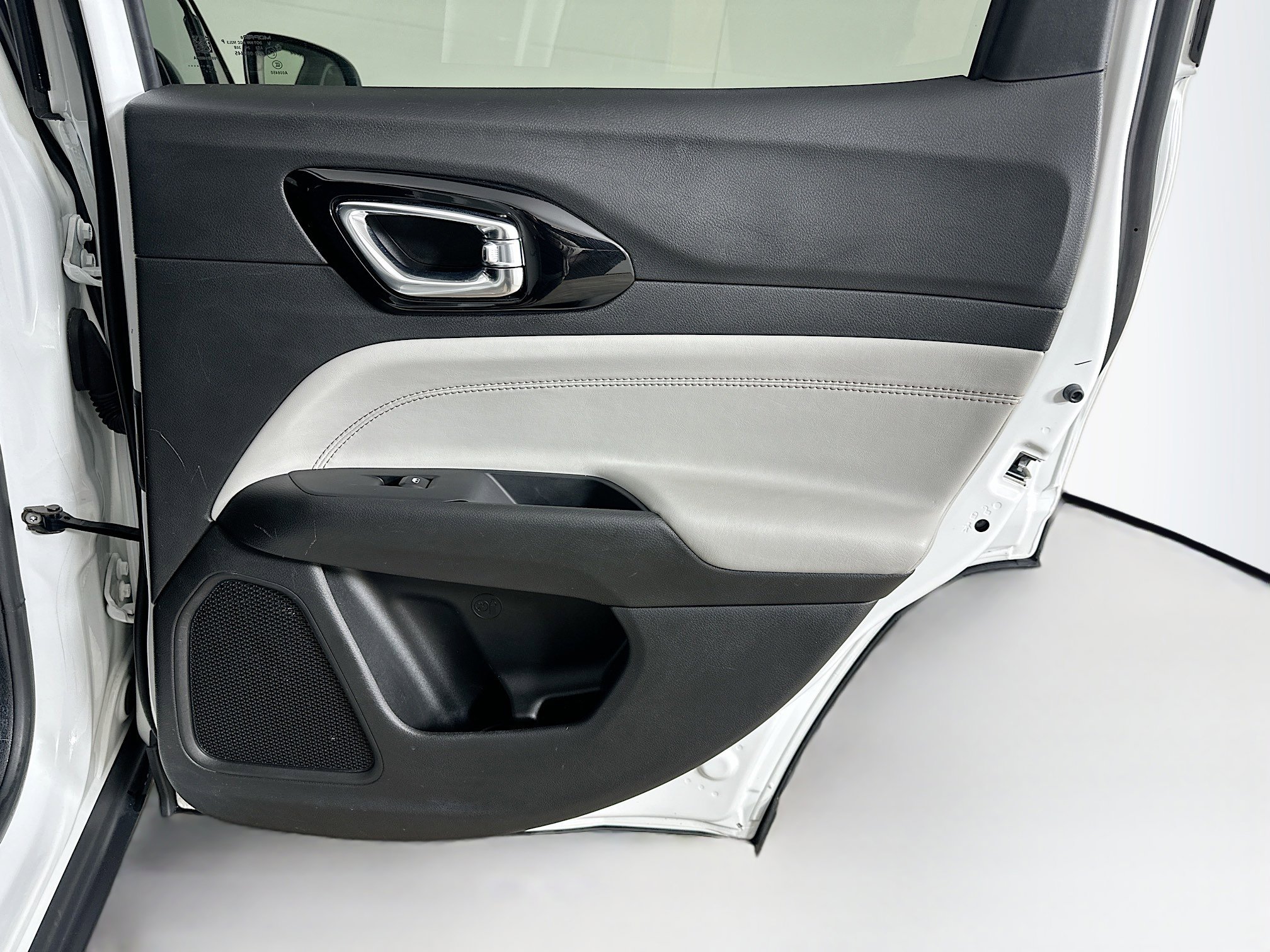 Used 2025 Jeep Compass Limited image 28