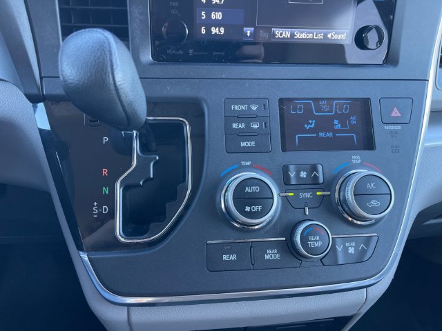 Used 2017 Toyota Sienna LE FWD image 21
