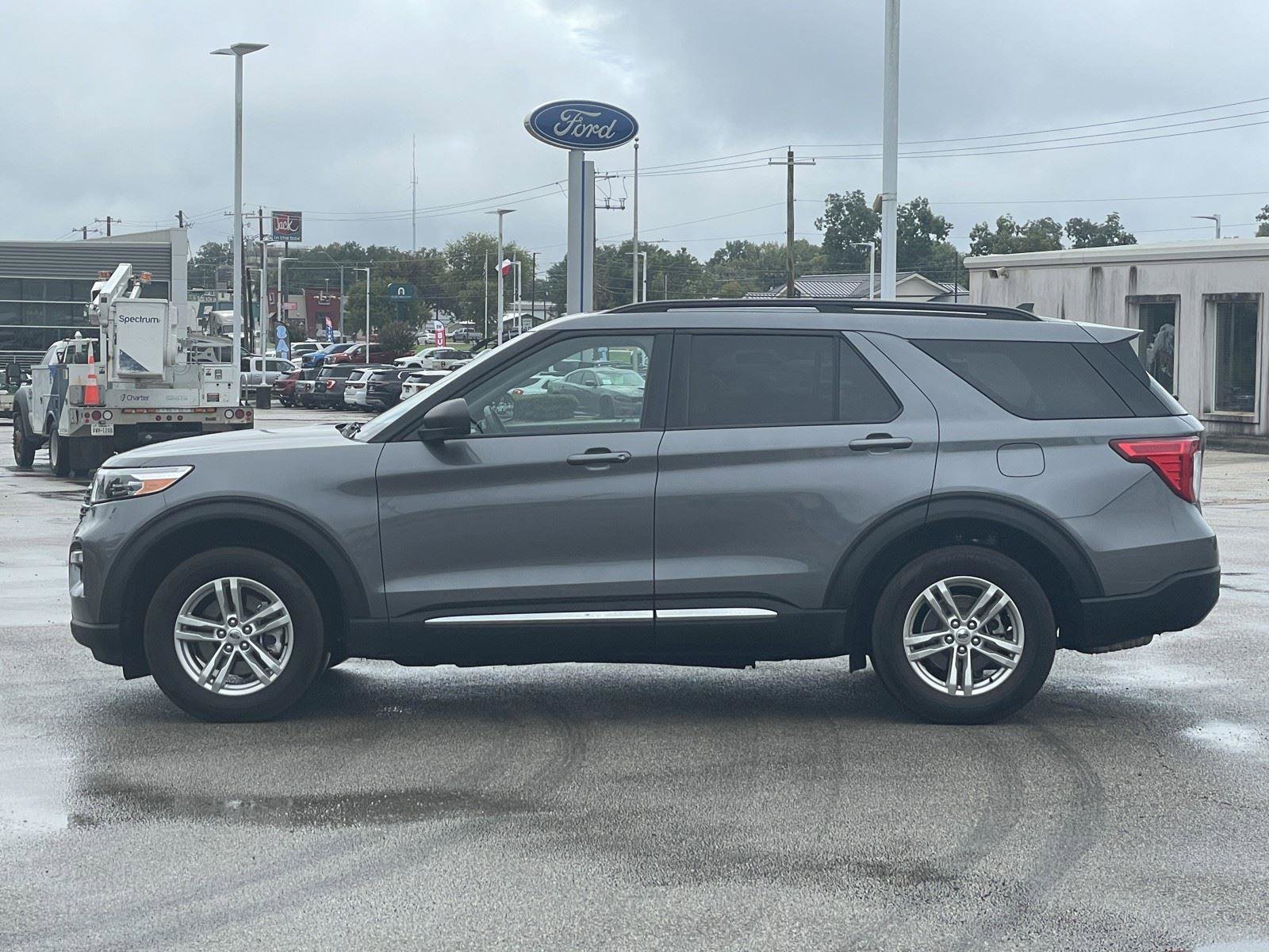 Certified 2022 Ford Explorer XLT w/ Equipment Group 202A image 4