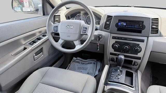 Used 2007 Jeep Grand Cherokee Laredo w/ Cargo Convenience Group RWD image 17