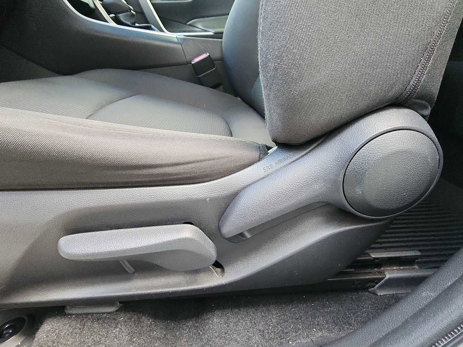 Used 2022 Toyota RAV4 LE FWD image 13