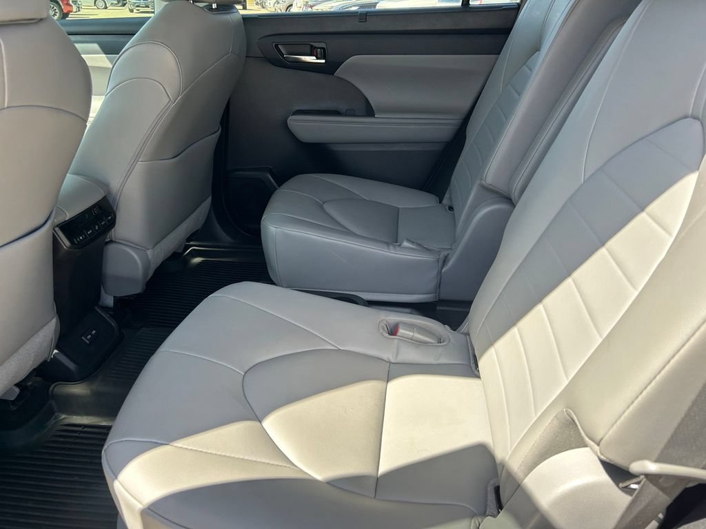 Used 2022 Toyota Highlander XLE FWD image 16