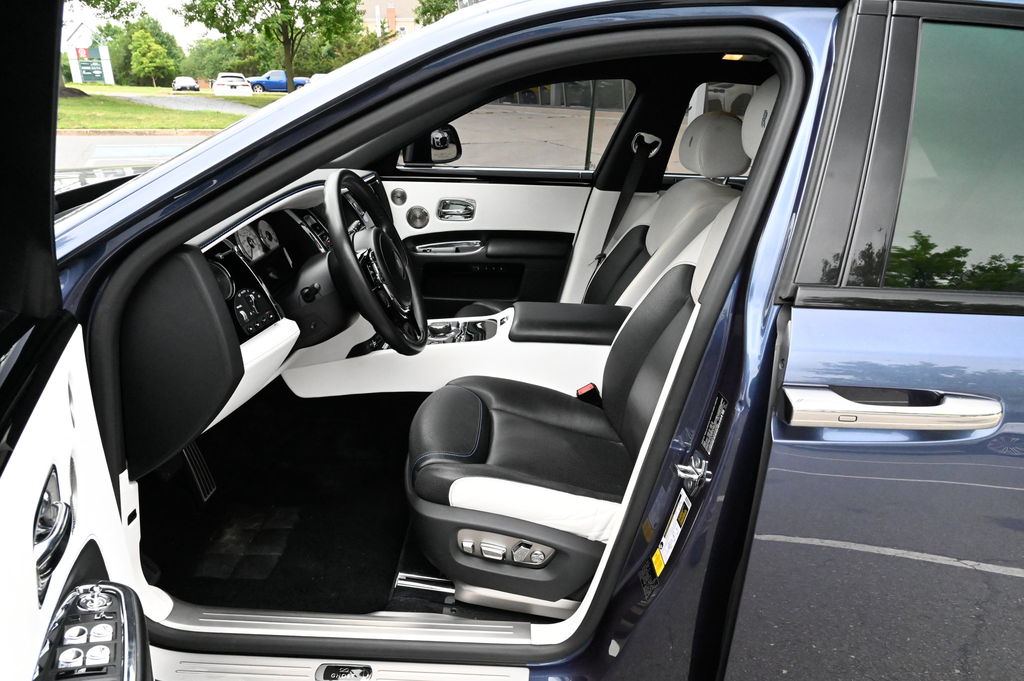 Used 2018 Rolls-Royce Ghost RWD image 17