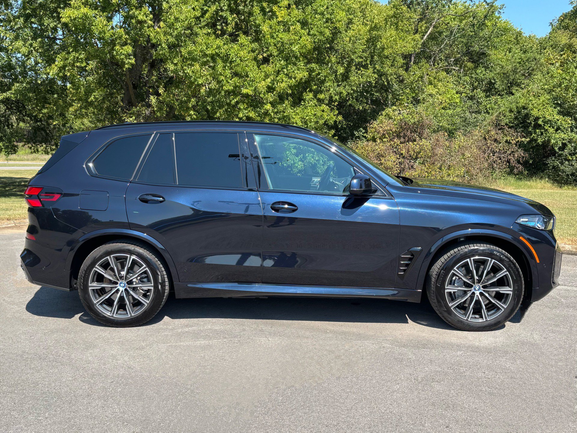 Used 2025 BMW X5 xDrive50e w/ M Sport Package AWD/4WD image 7