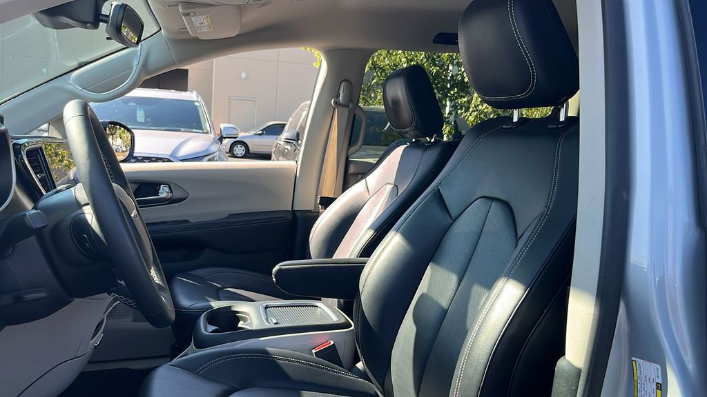 Used 2024 Chrysler Pacifica Touring-L image 10