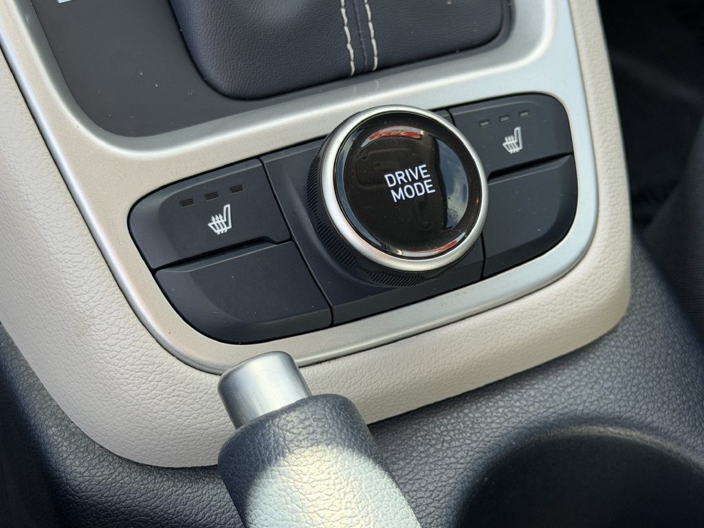 Used 2022 Hyundai Venue Limited FWD image 29