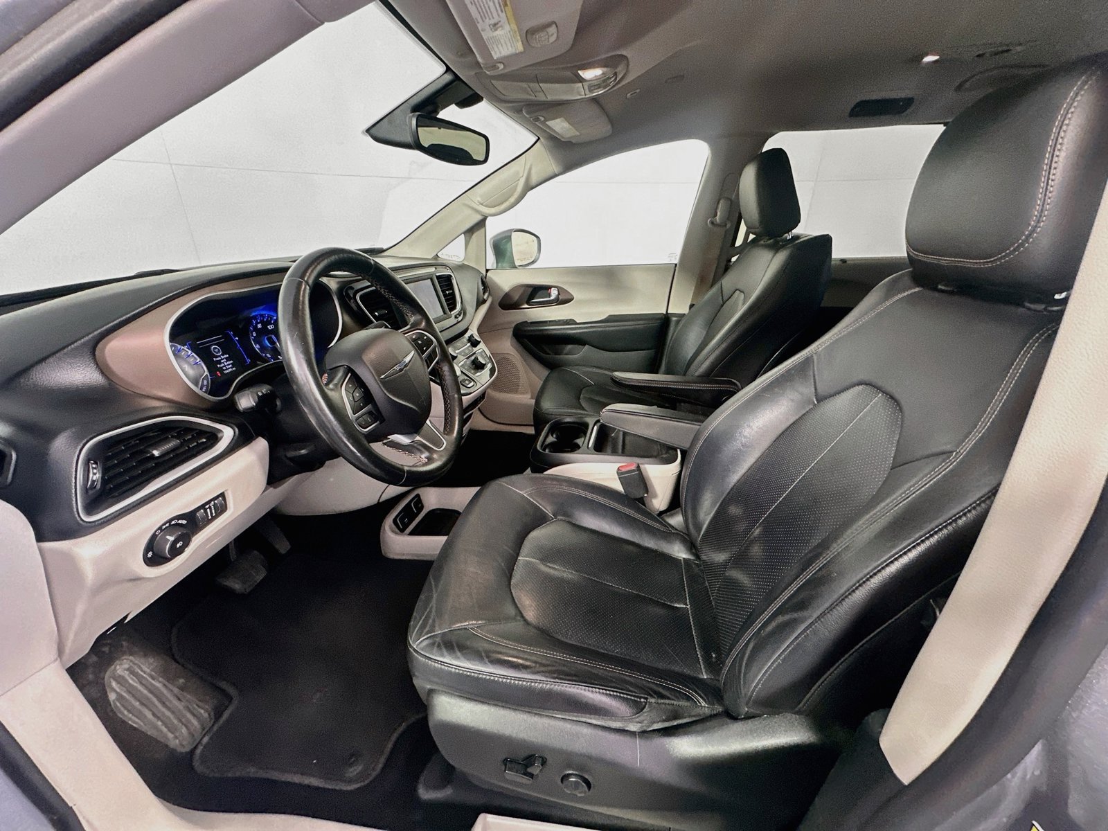 Used 2019 Chrysler Pacifica Touring-L FWD image 19