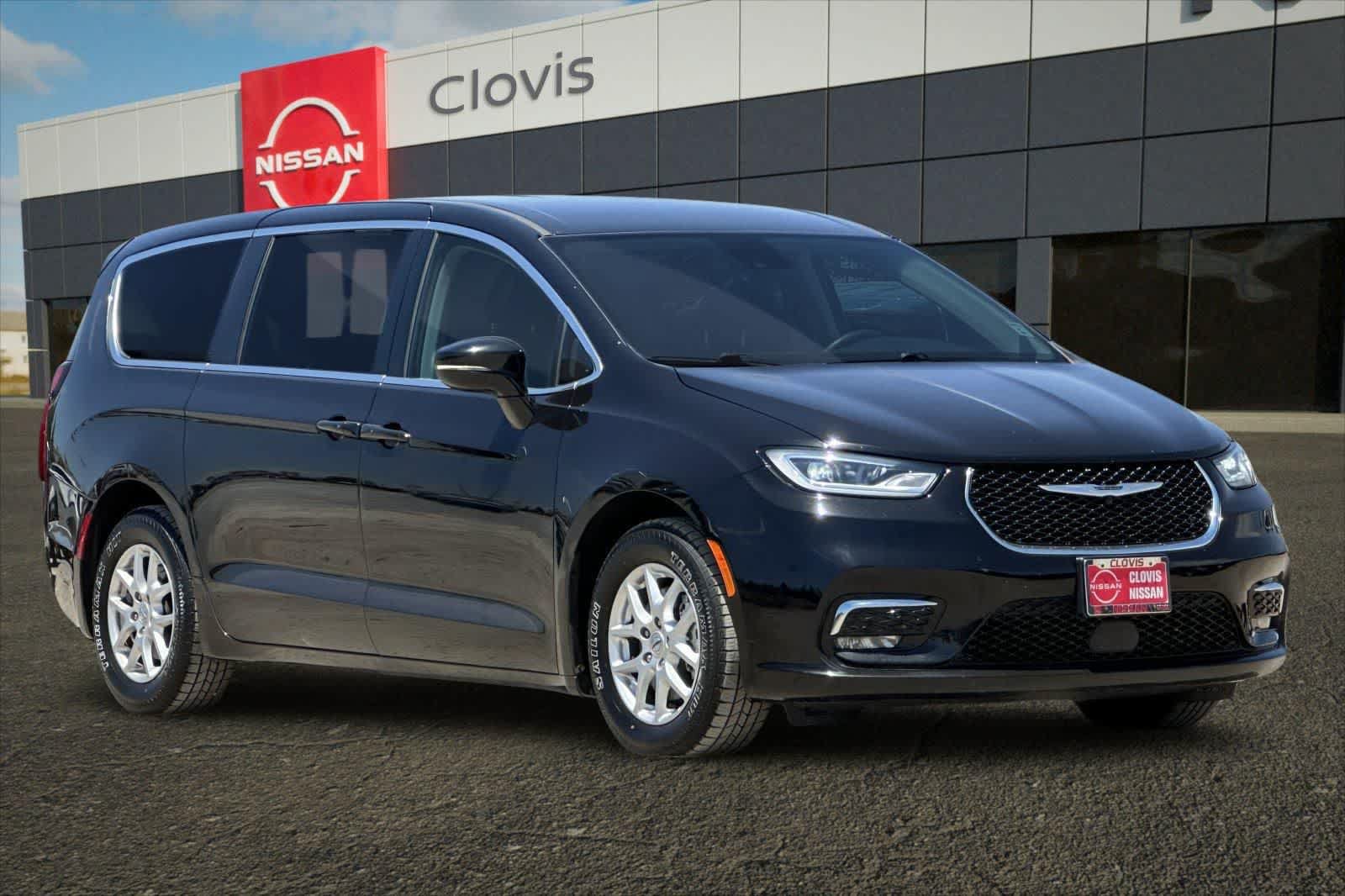 Used 2024 Chrysler Pacifica Touring-L FWD image 10
