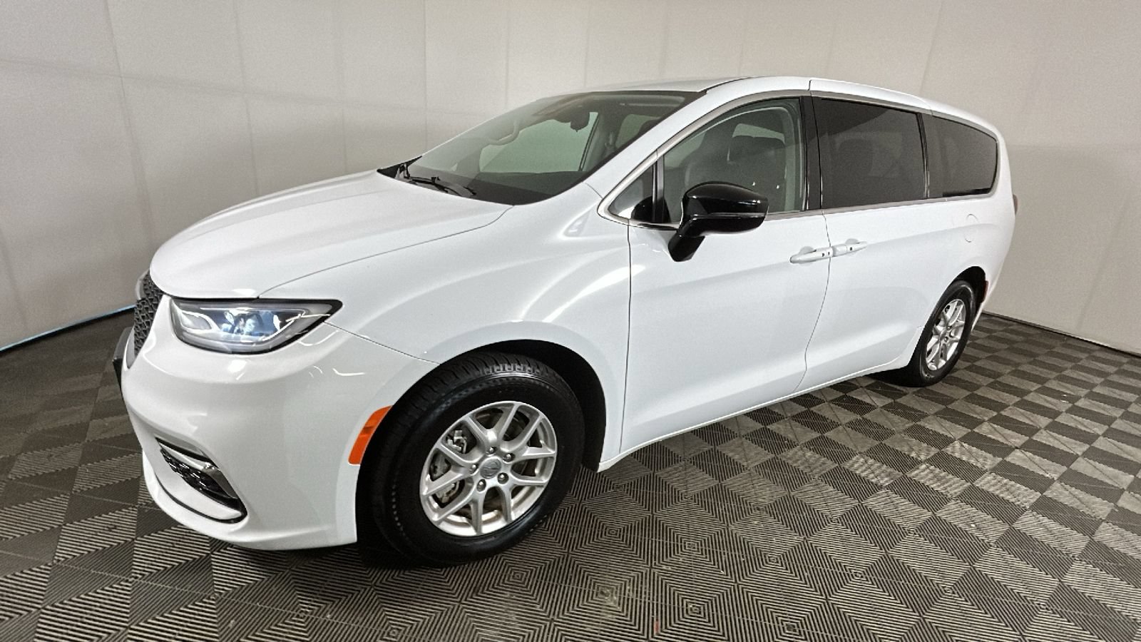 Used 2024 Chrysler Pacifica Touring-L FWD image 7