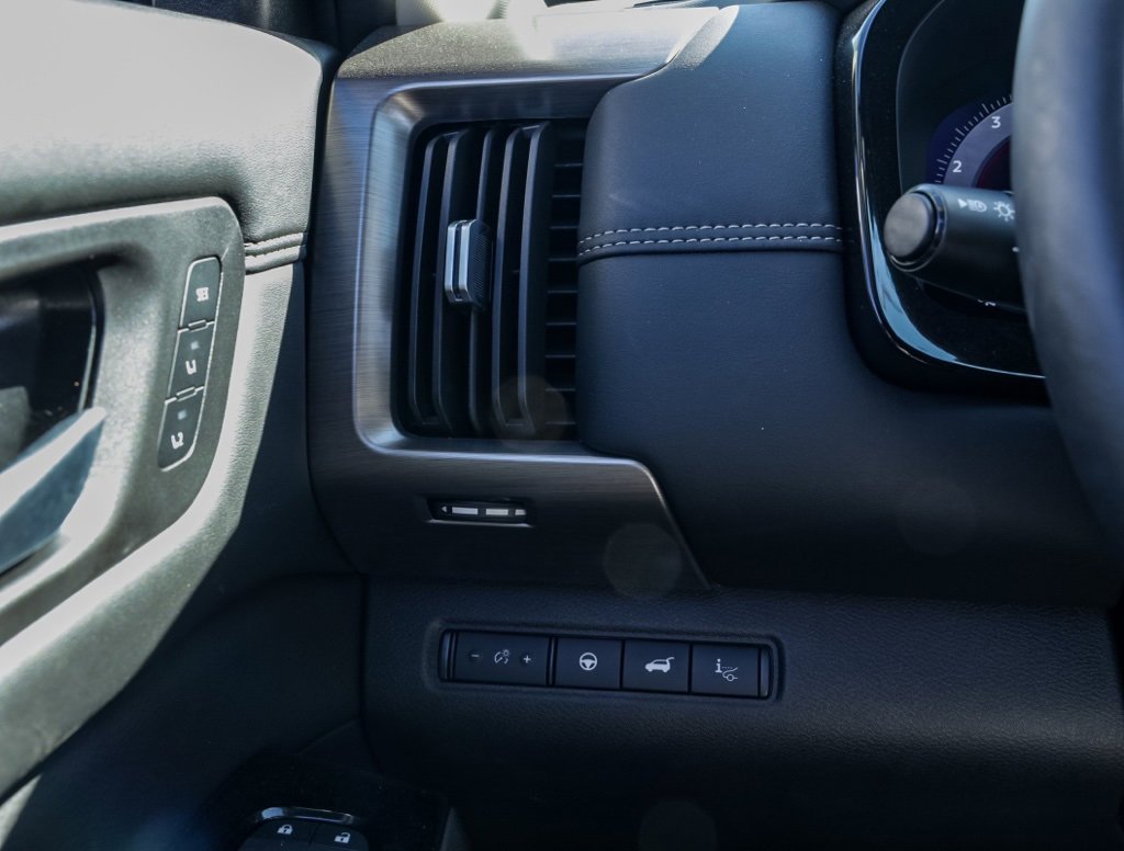 Used 2025 Nissan Pathfinder Platinum w/ Cargo Package image 35