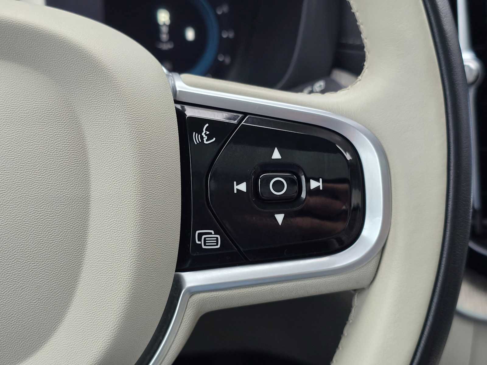 Certified 2023 Volvo XC60 B5 Ultimate w/ Climate Package image 31