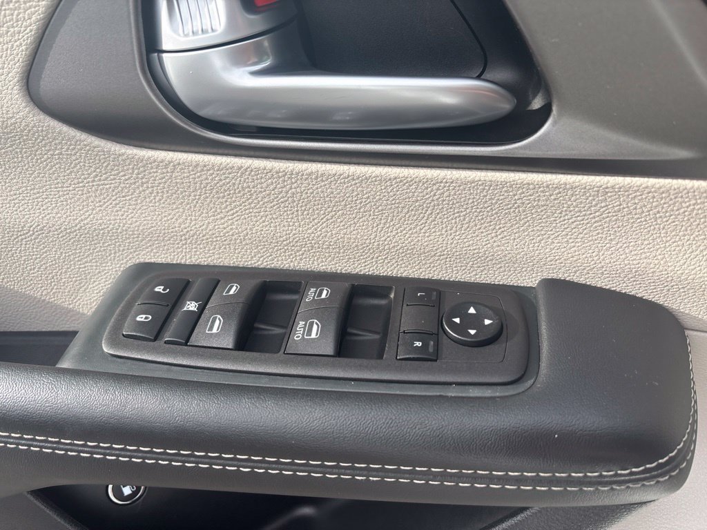 Used 2024 Chrysler Pacifica Limited FWD image 30
