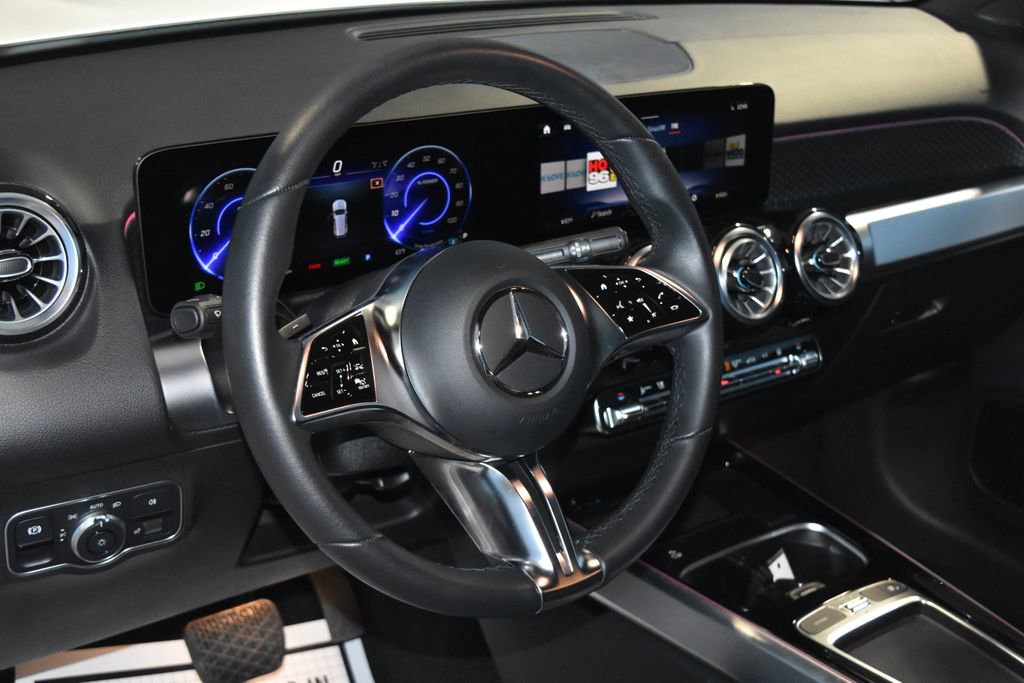 Used 2024 Mercedes-Benz EQB 300 4MATIC image 2