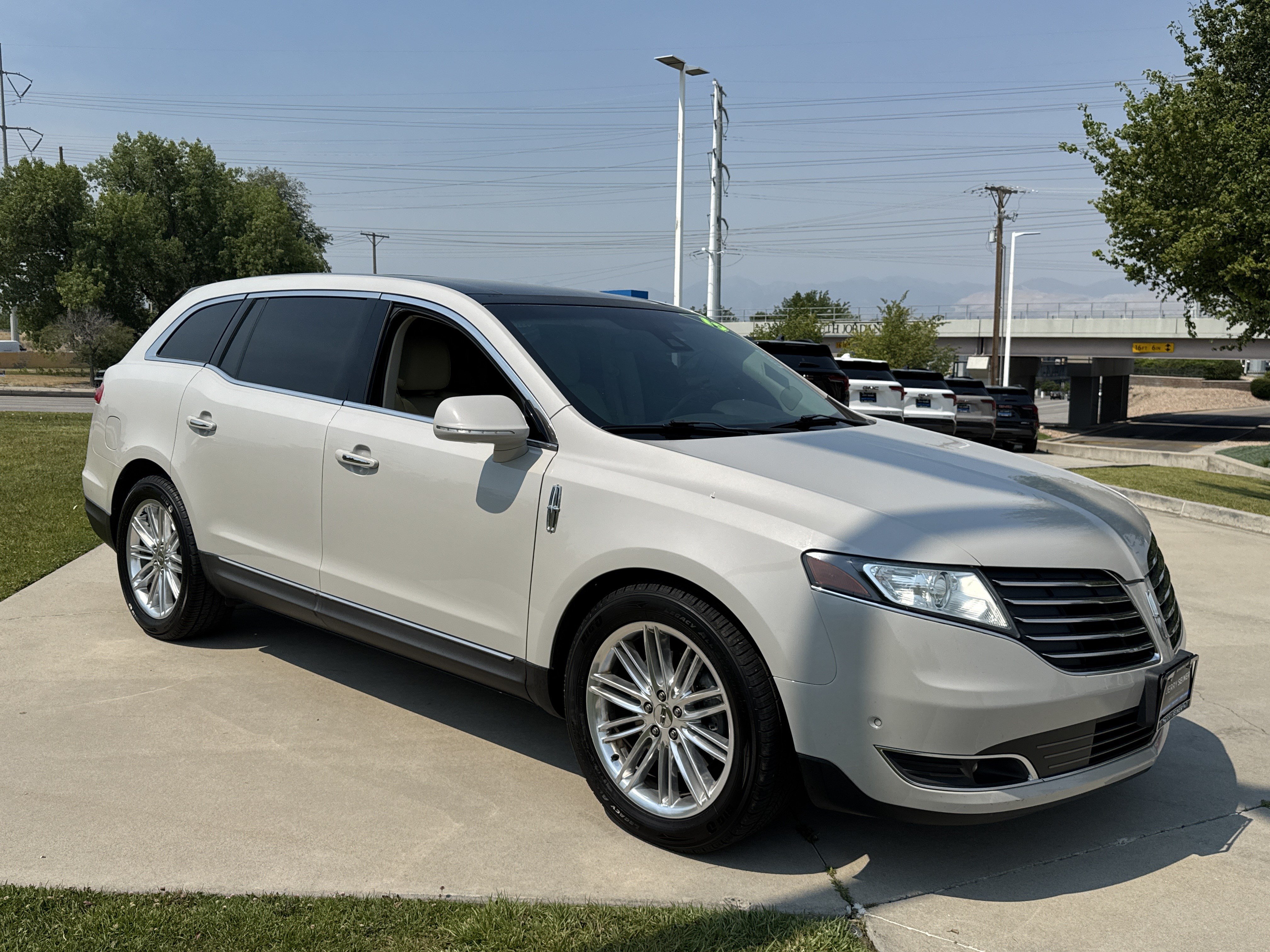 Used 2019 Lincoln MKT AWD image 10