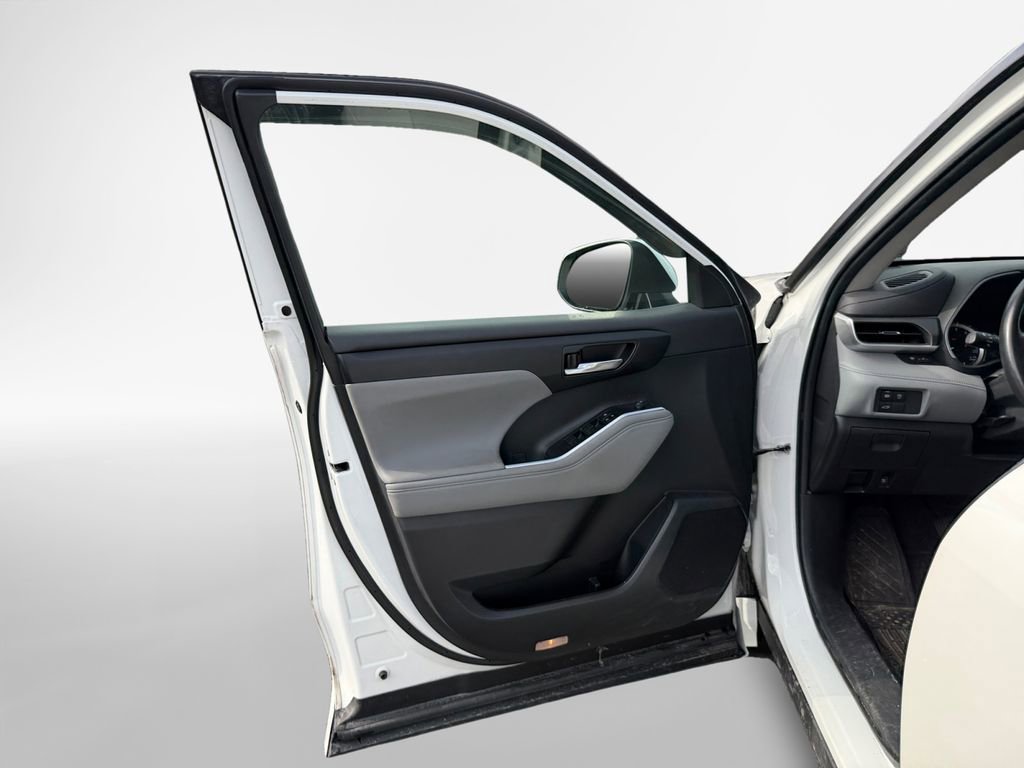 Used 2023 Toyota Highlander XLE image 14