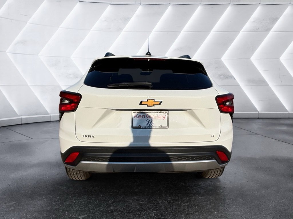 Used 2026 Chevrolet Trax LT FWD image 3