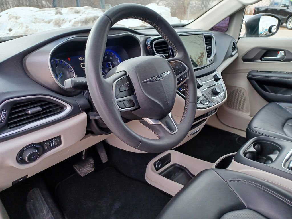 Used 2023 Chrysler Pacifica Touring-L FWD image 16