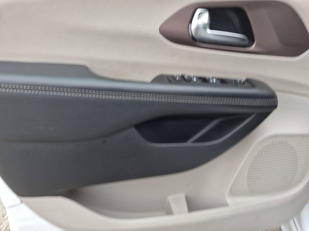 Used 2023 Chrysler Voyager LX FWD image 16