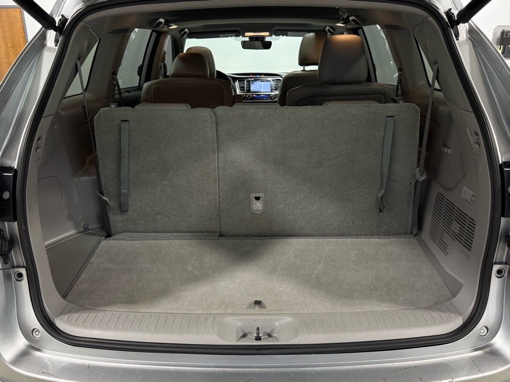 Used 2019 Toyota Highlander XLE image 17