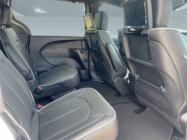 New 2026 Chrysler Pacifica Limited w/ Uconnect Theater Family Group image 30