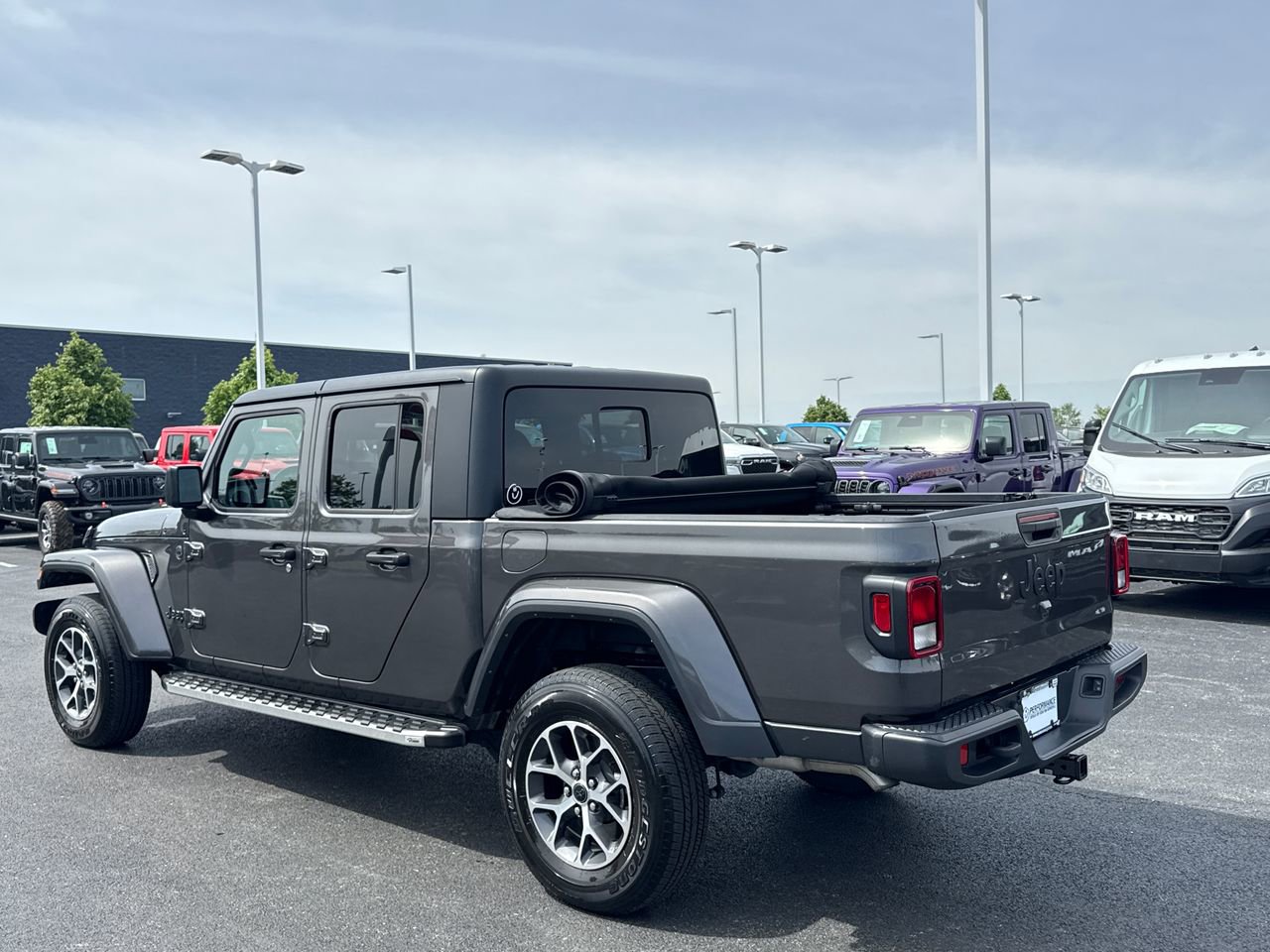 Used 2024 Jeep Gladiator Sport AWD/4WD image 5