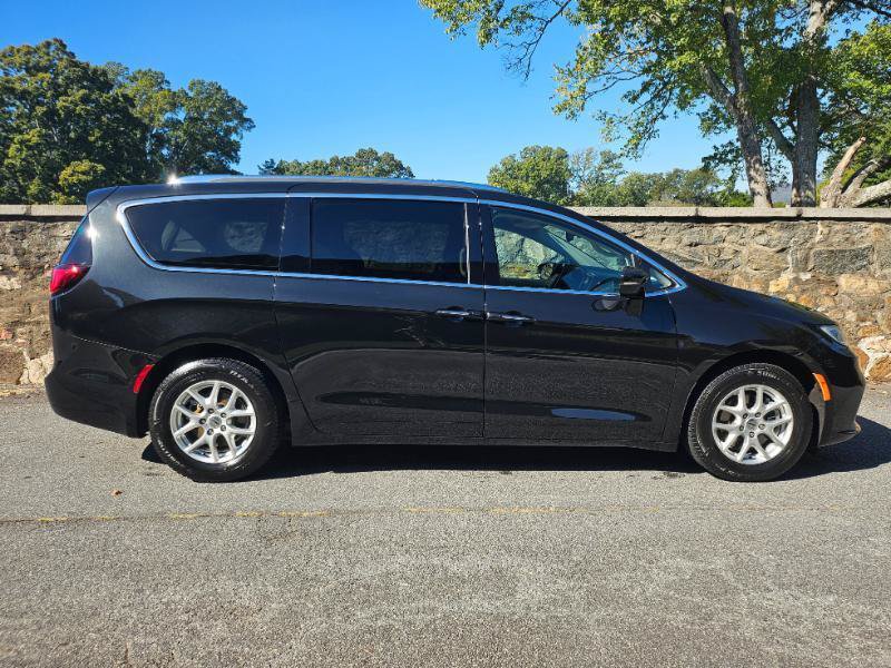 Used 2021 Chrysler Pacifica Touring-L FWD image 8