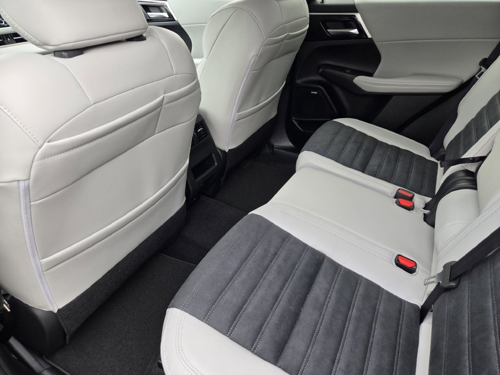 New 2026 Mitsubishi Outlander LE FWD image 21