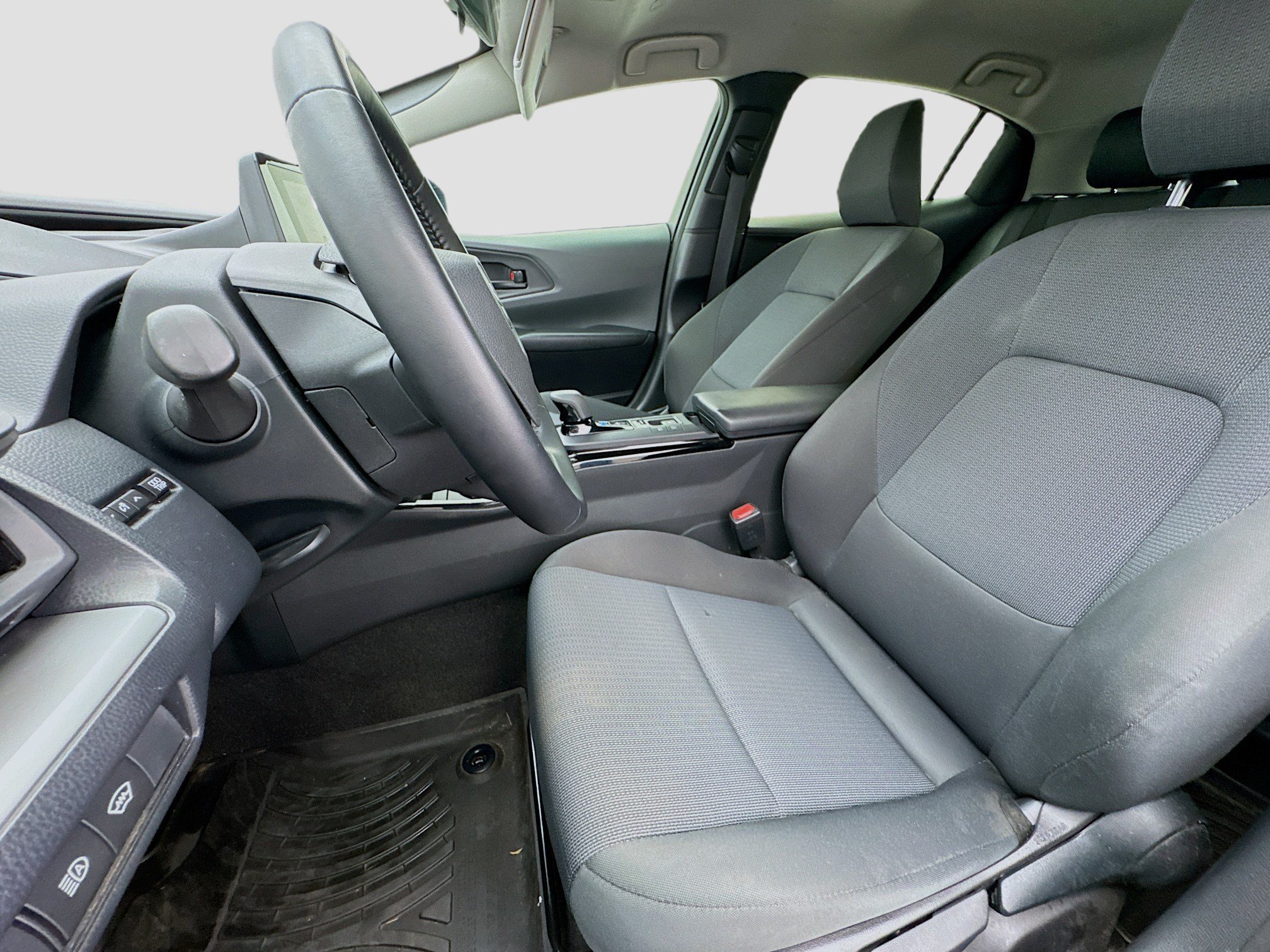 Used 2025 Toyota Prius LE FWD image 12
