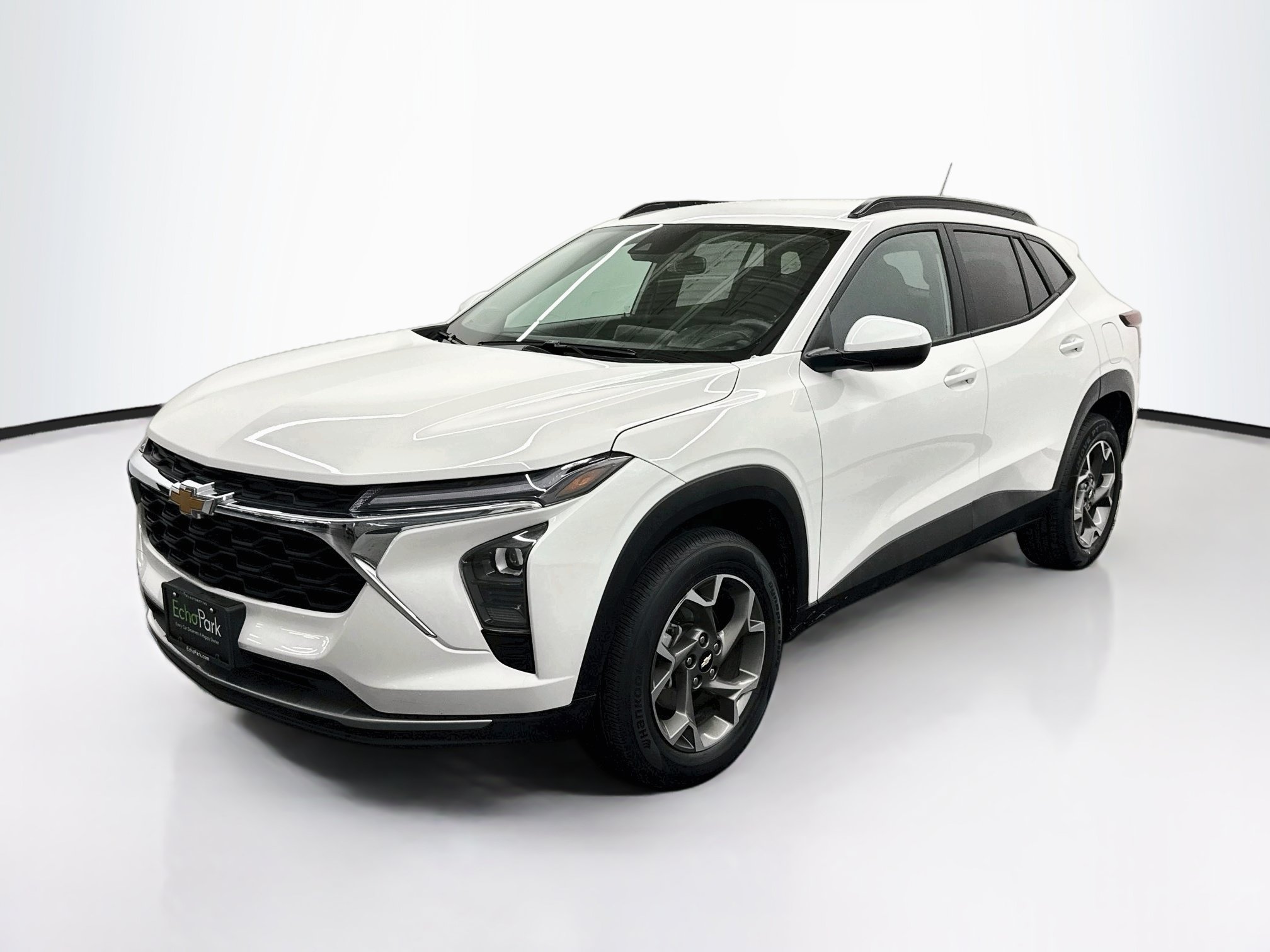 Used 2025 Chevrolet Trax LT FWD image 3