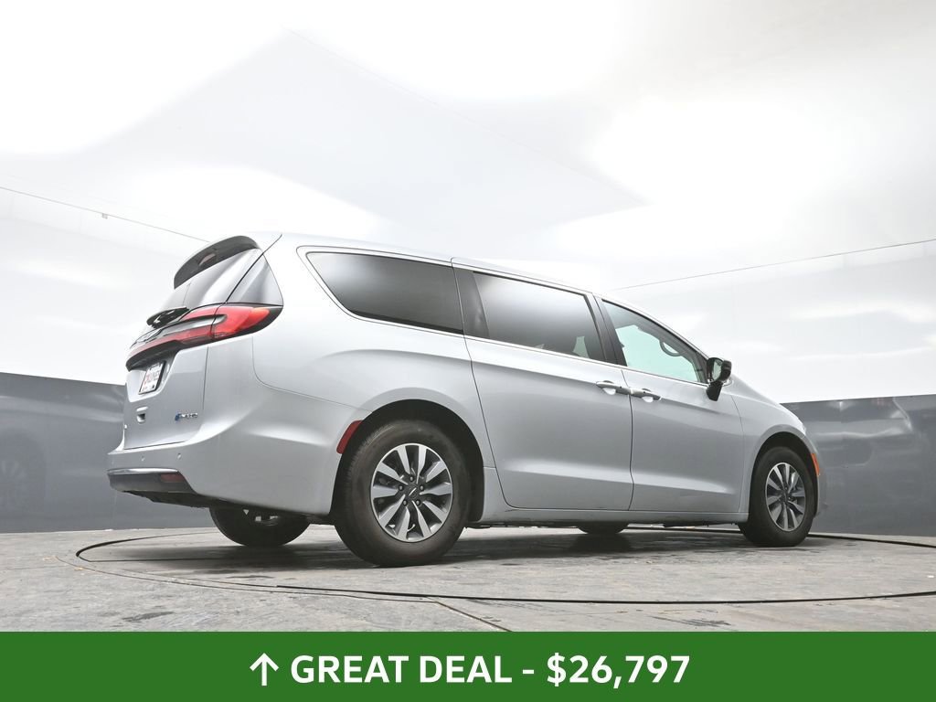 Used 2024 Chrysler Pacifica Select image 52