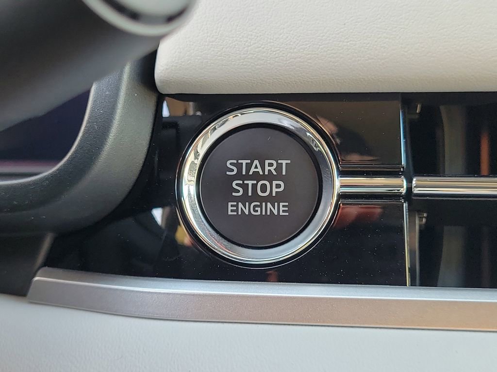 New 2025 Mitsubishi Outlander SE image 16