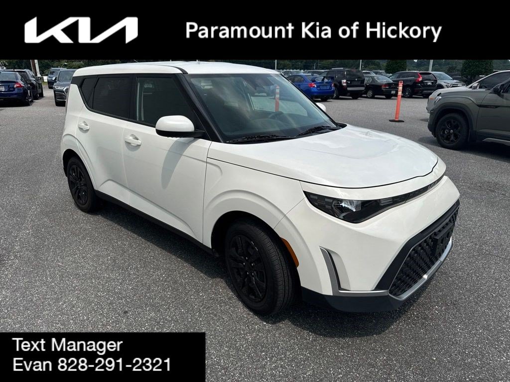Used 2023 Kia Soul LX FWD image 3