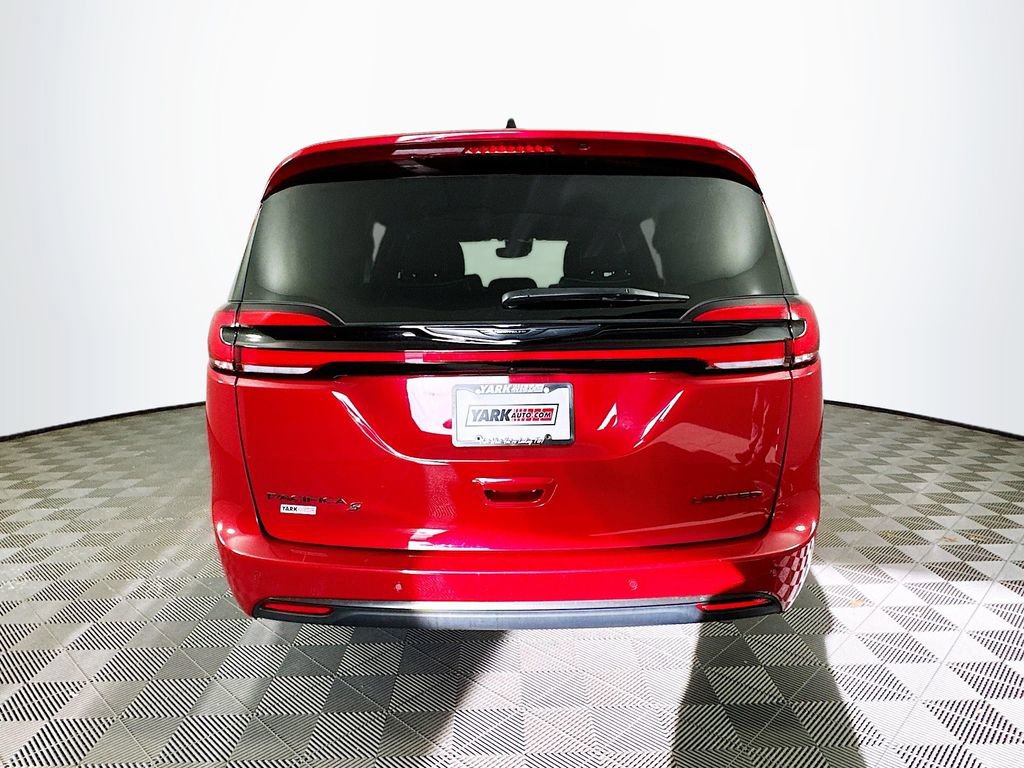 Certified 2025 Chrysler Pacifica Limited FWD image 9