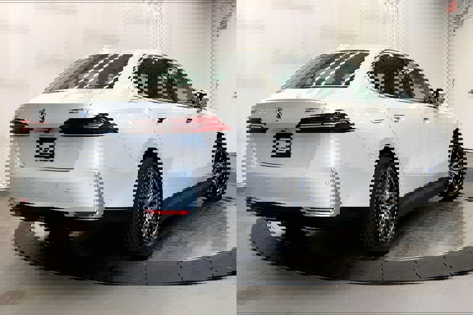 Used 2025 BMW i5 xDrive40 w/ Premium Package image 7