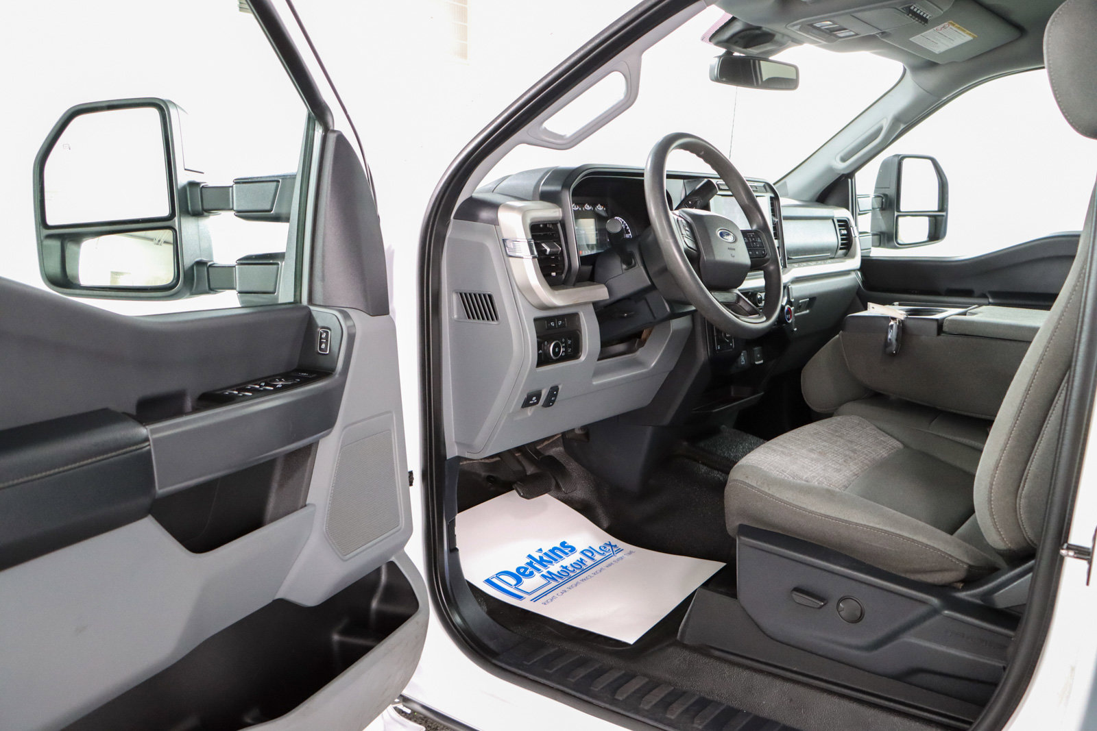 Used 2023 Ford F250 XLT w/ FX4 Off-Road Package image 3