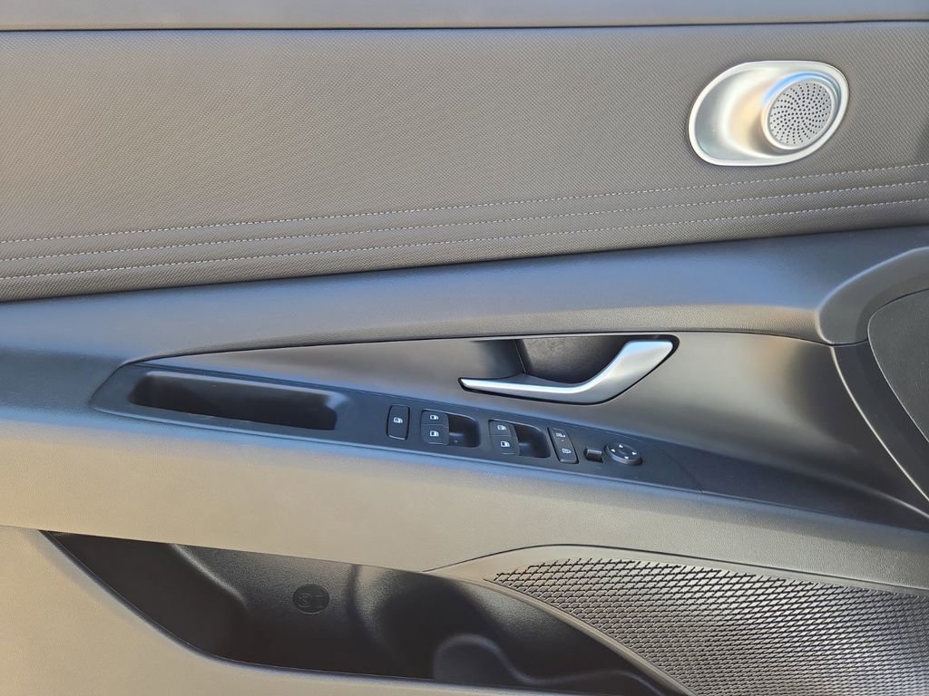 Used 2025 Hyundai Elantra Limited FWD image 20