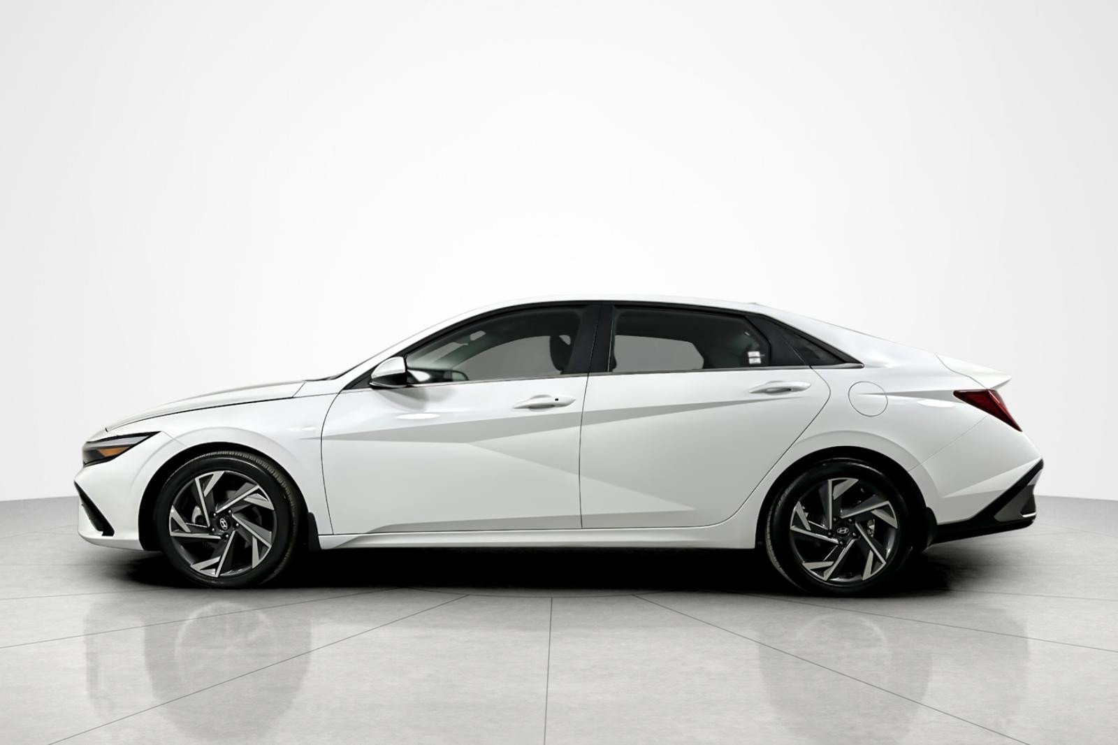 Used 2024 Hyundai Elantra SEL w/ Convenience Package FWD image 2