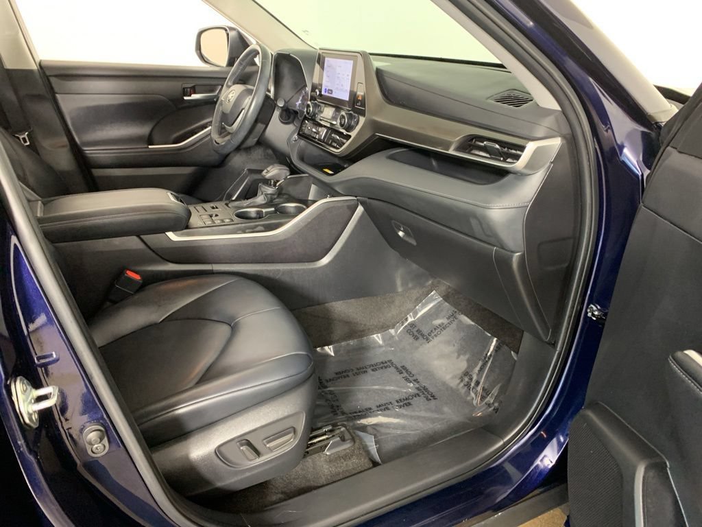 Used 2023 Toyota Highlander XLE AWD/4WD image 41