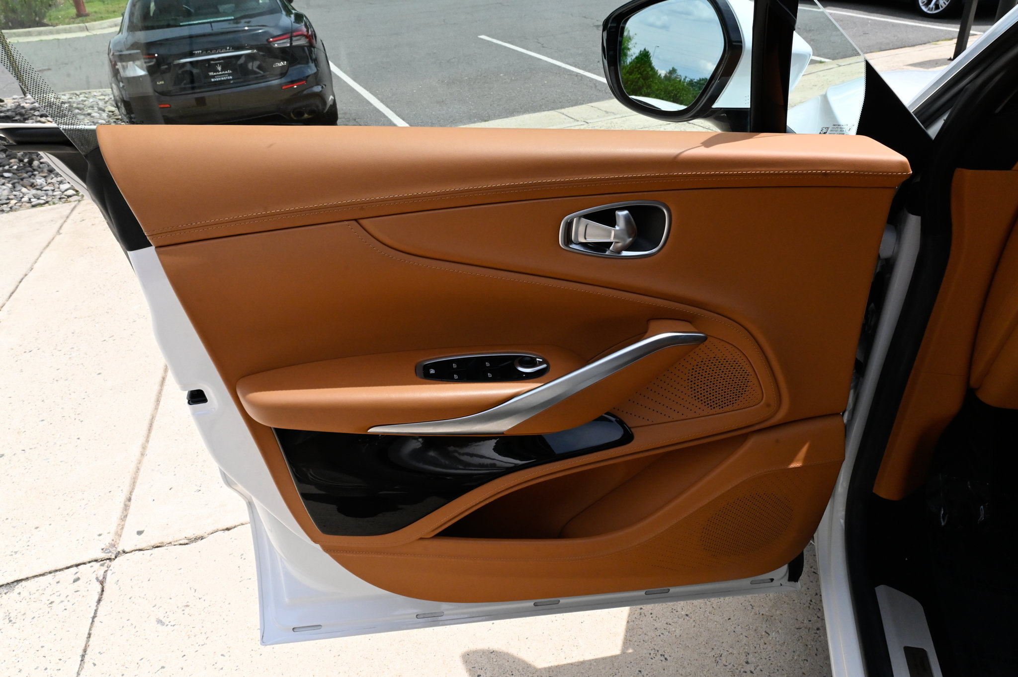Used 2024 Aston Martin DBX AWD/4WD image 20